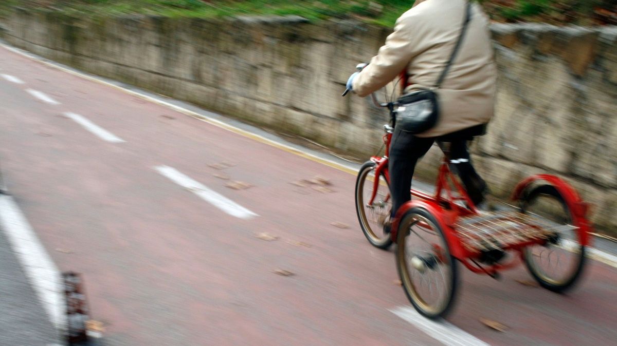 Seniorka v 91 letech vyrazila na kole na dálnici